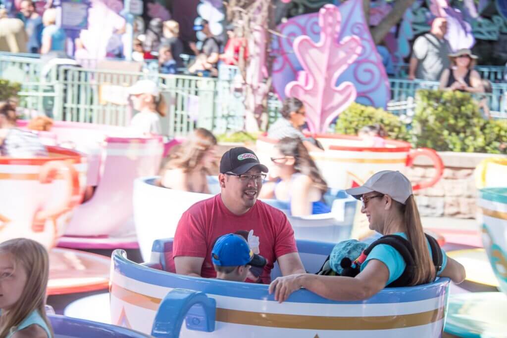 Montar en las tazas de té en Fantasyland en Disneyland Resort con un niño de 3 años