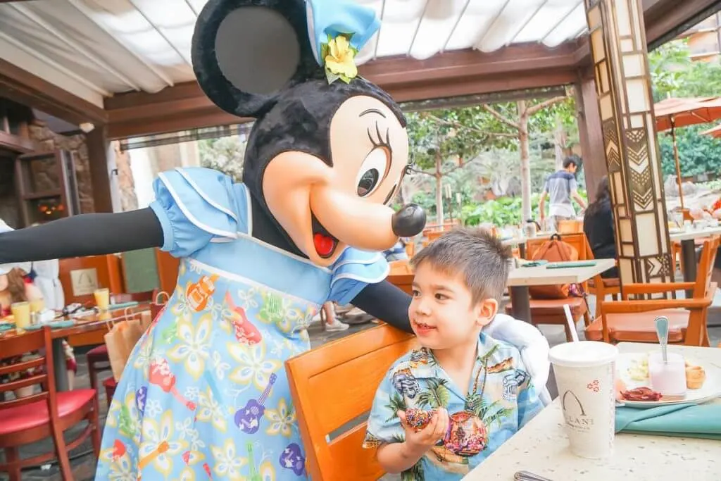 Minnie Mouse at Aulani Character Breakfast on Oahu with Kids.