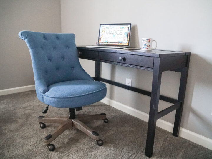 Photo of a blog office for a blogging mama and aspiring top mommy blogger #mommyblogger #homedecor #homeoffice #blogoffice #officefuriture #blogging