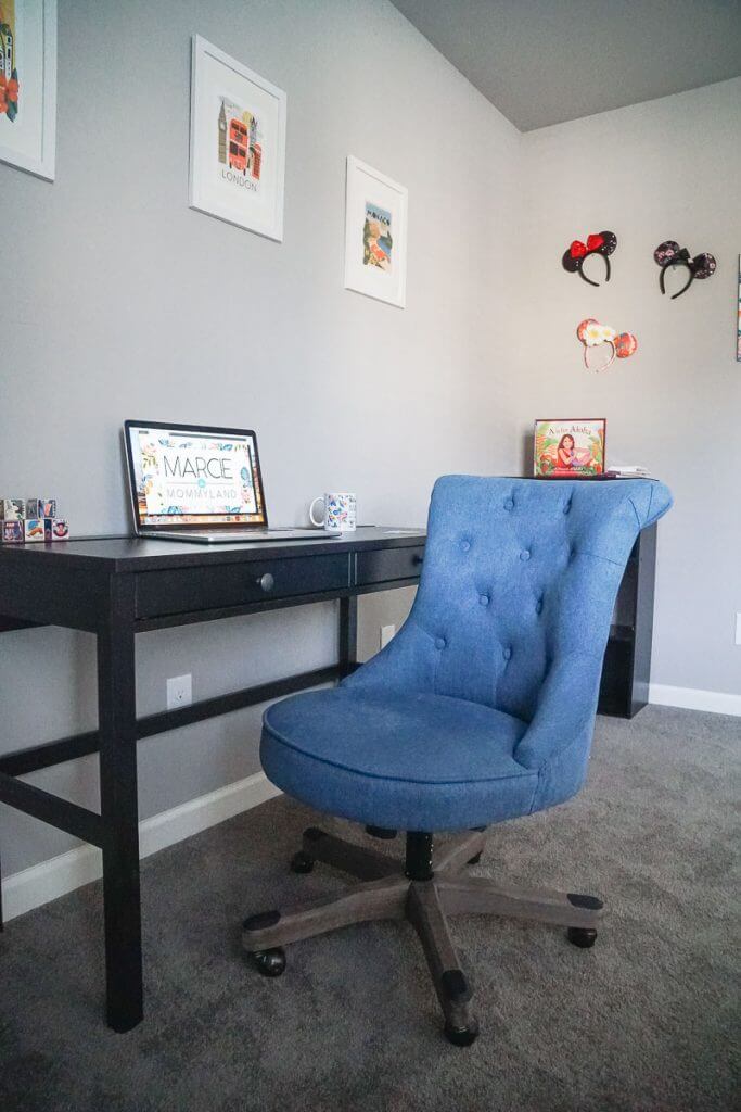 Photo of a cute office chair that is blue and upholstered and quite a chic office chair #officechair #officefurniture #homeoffice #blogoffice