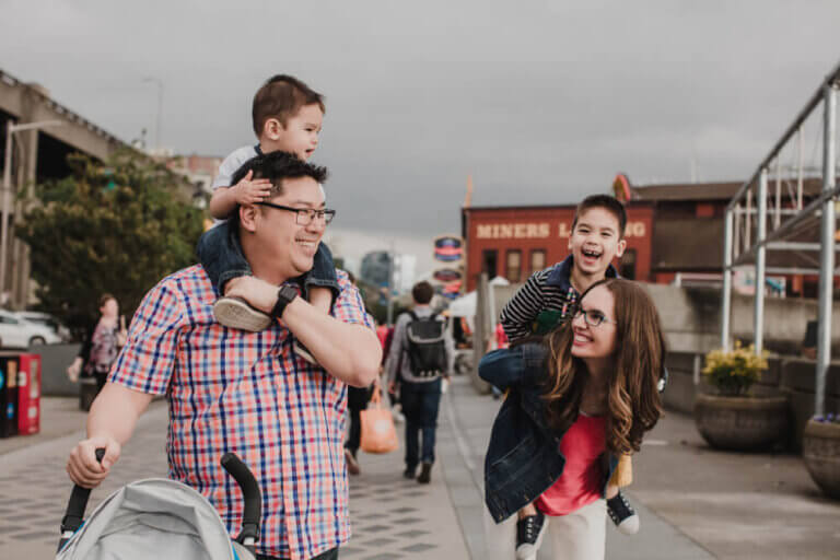 Photo of a family exploring the Seattle Waterfront at Pier 57 #pier57 #seattle #seattlewaterfront #seattlewithkids