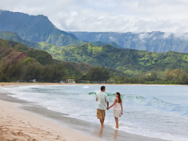 Photo of a couple in Hawaii, a top zika-free babymoon destination in the U.S. #zikafreebabymoon #babymoon #hawaii #travelwhilepregnant #pregnant #pregnancy