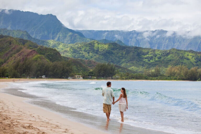 Photo of a couple in Hawaii, a top zika-free babymoon destination in the U.S. #zikafreebabymoon #babymoon #hawaii #travelwhilepregnant #pregnant #pregnancy