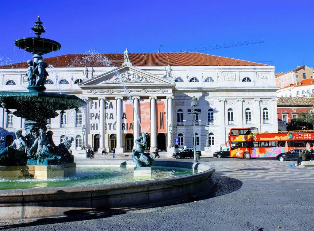 Photo of a fountain in Lisbon, Portugal which is a fun babymoon destinatin in Europe #babymoon #europe #lisbon #portugal #travelwhilepregnant #maternity