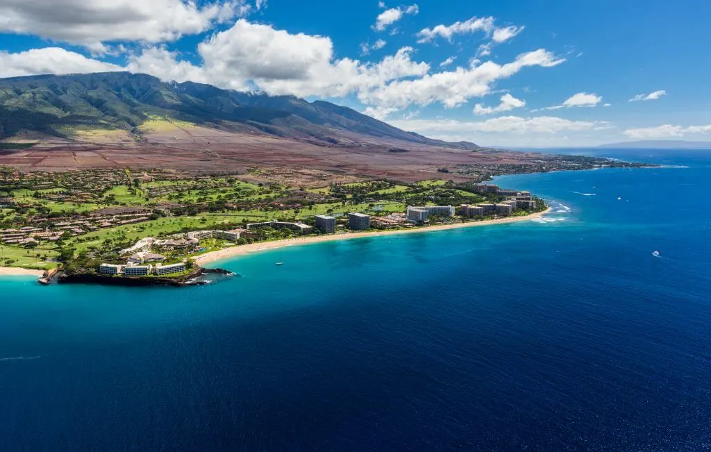 Photo of the Kaanapali Coast on Maui, featuring the best family resorts on Maui #maui #mauiresort #kaanapali #hawaii #familytravel #travelwithkids
