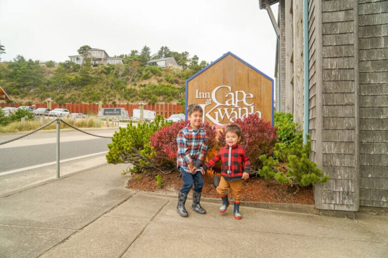 The Inn at Cape Kiwanda is a kid-friendly hotel on the Oregon Coast #pnw #oregoncoast #pacificcity #innatcapekiwanda