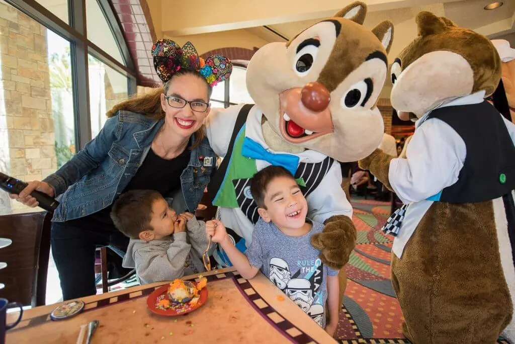 Photo of Chip and Dale at Goofy's Kitchen at the Disneyland Resort #goofyskitchen #disneysmmc #disneylandhotel