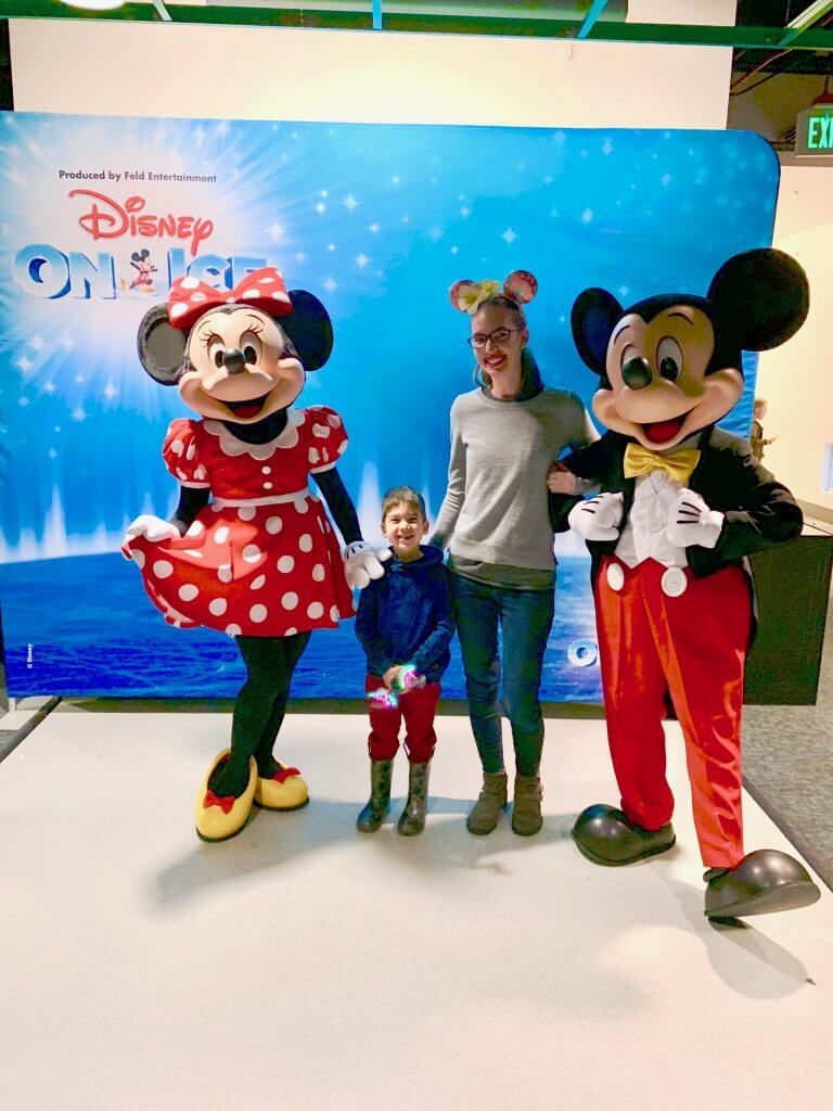 Photo op at Disney on Ice: Dare to Dream in Kent, WA #Disneyonice #daretodream