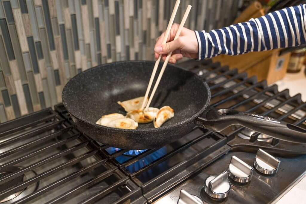 Ling Ling potstickers can be fried, boiled, or steamed for a meal that is' ready in under 10 minutes, which is the perfect meal for busy families. #linglingasian #ll #potstickers #dumplings