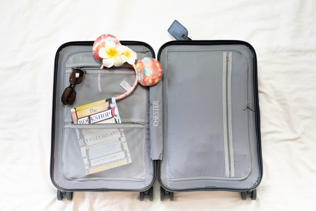 Stay organized with the zippered compartments in the Chester MINIMA carry on suitcase