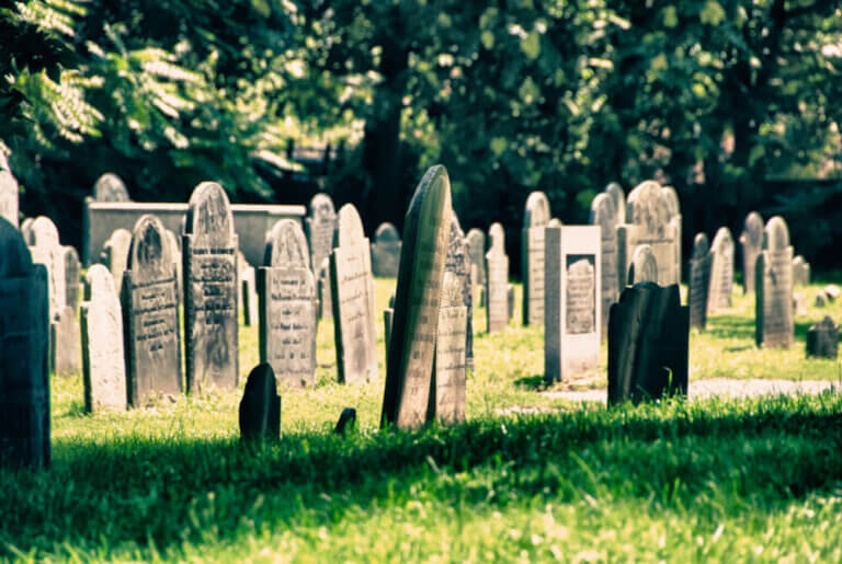 Salem, Massachusetts is one of the spookiest places to visit for Halloween. This is one of the best Halloween towns on the East Coast. Image of an old graveyard in Salem, Massachusetts.