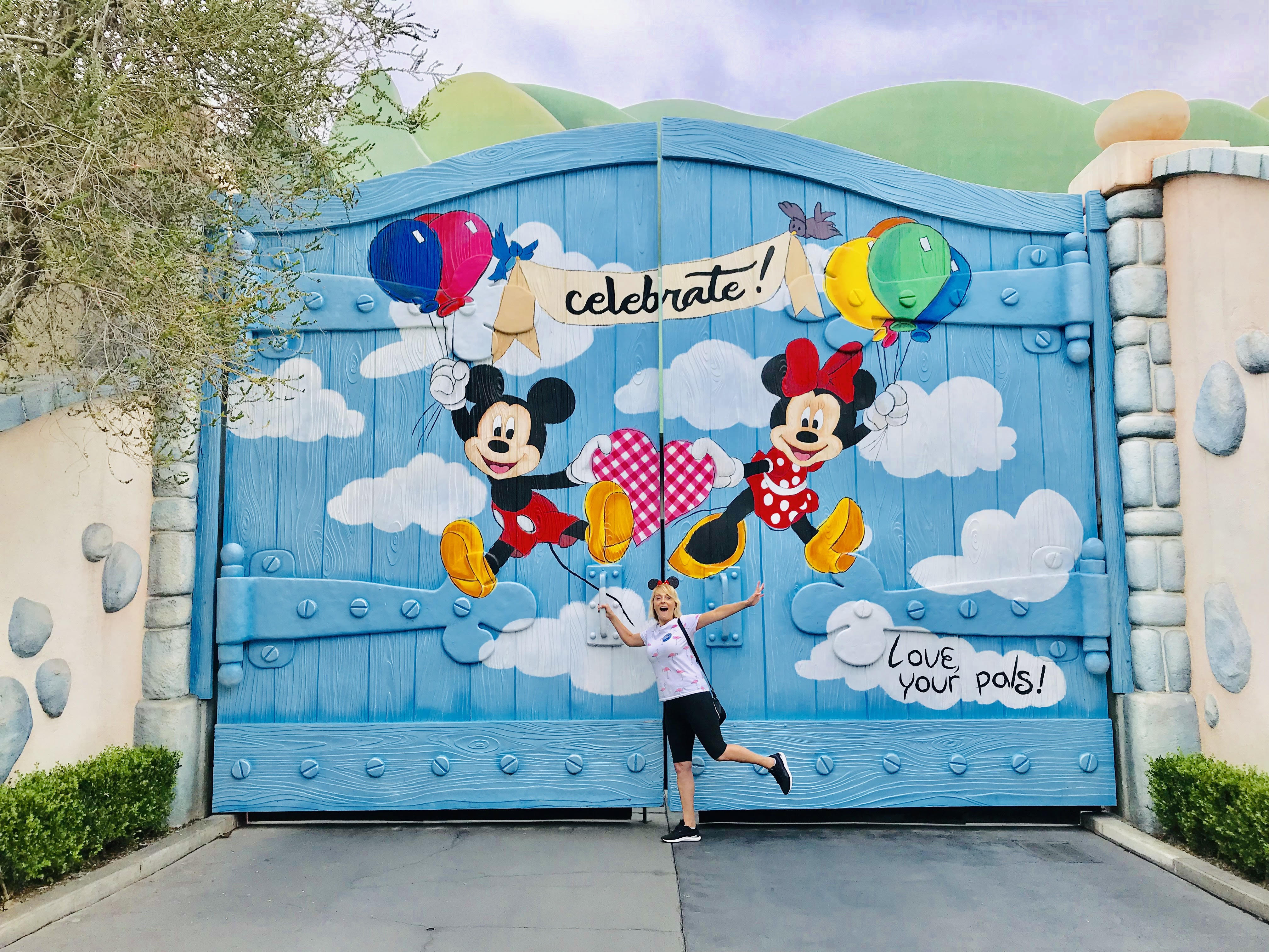 Disneyland on a Budget: tips and tricks for a Disneyland Family Vacation under $1000 featured by top US Disney blogger, Marcie and the Mouse: Save money at Disneyland by booking your Disneyland vacation package through Get Away Today.
