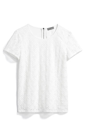 Cute white top that's a perfect fall fashion top to wear with skinny jeans