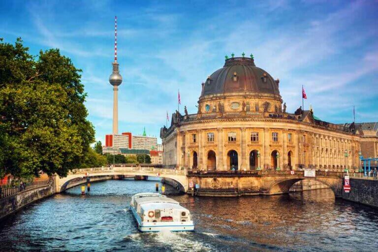 Germany on a Budget: 4 Top Travel Tips for Planning a Trip to Germany on a Shoestring featured by top family travel blogger, Marcie in Mommyland