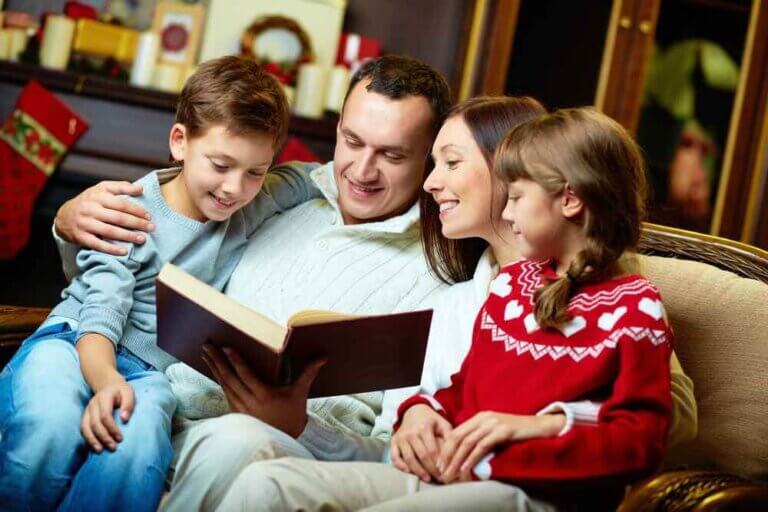 15 Free Festive Christmas Traditions That Don't Cost a Dime featured by top Seattle lifestyle blogger, Marcie in Mommyland