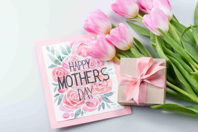Find out easy ways to celebrate Mother's Day with friends by top Seattle blog Marcie in Mommyland. Image of a Mother's Day card and flowers.