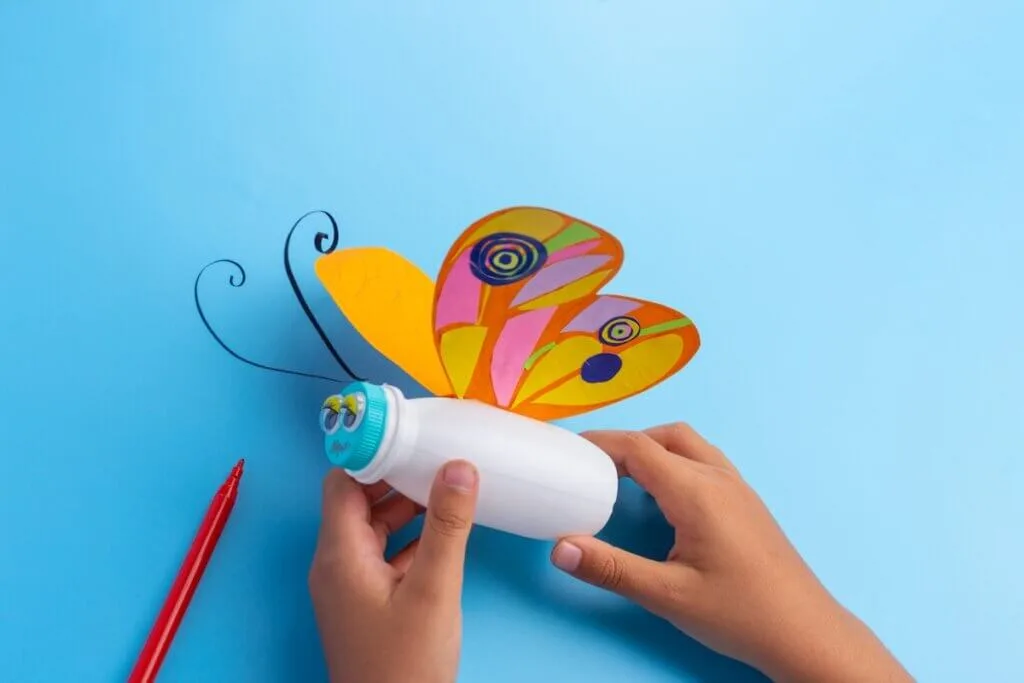 how to make a butterfly from yogurt plastic bottle, ideas for kids activity, children's creativity. handicraft from improvised means. butterfly craft. simple and cheap. activity for the child