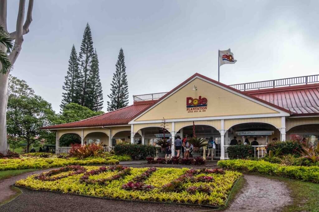 Image of the front of the Dole Plantation visitor center and garden.