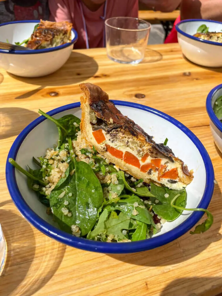 Image of a quiche on top of a salad in Paris