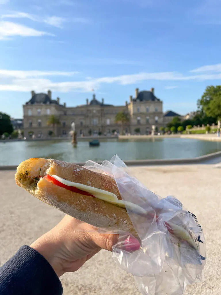 Image of someone holding a sandwich at Jardin du Luxembourg