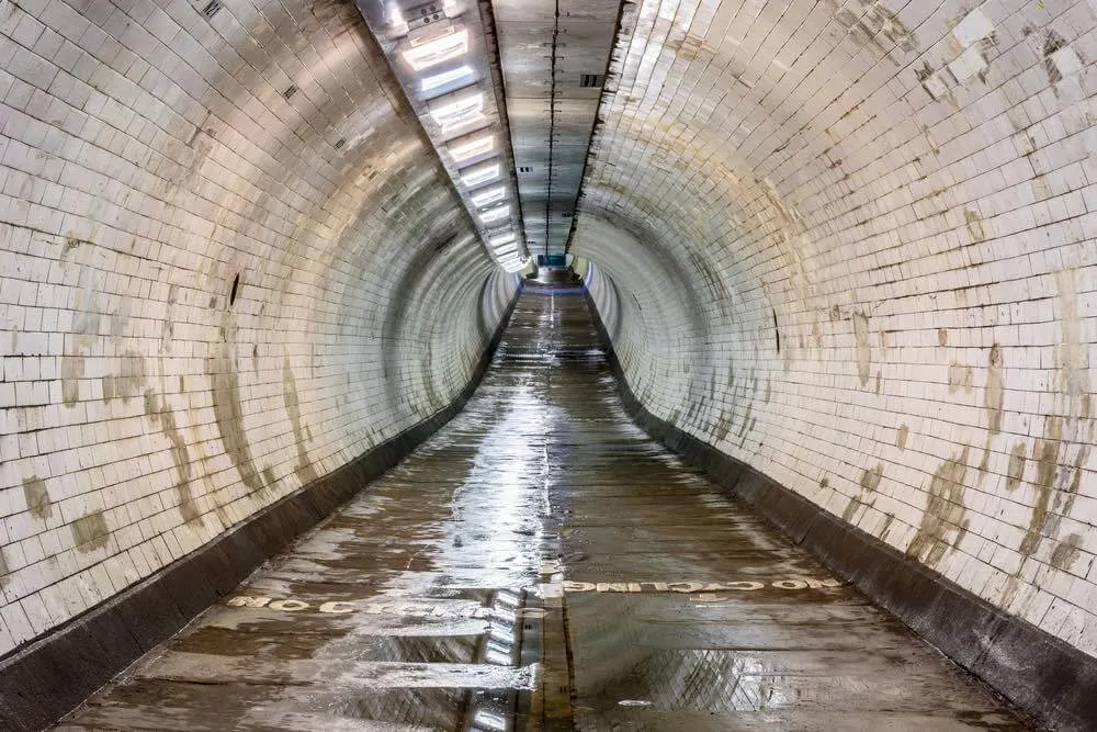 The Greenwich Foot Tunnel crosses beneath the River Thames, linking Greenwich in the south with the Isle of Dogs to the north. It's one of the best London secret places.