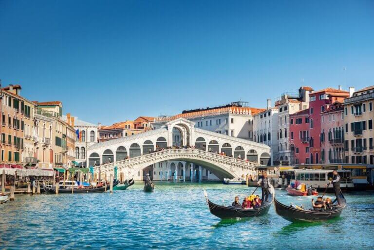 Check out these essential Venice travel tips from top family travel blog Marcie in Mommyland. Image of the Grand Canal in Venice Italy