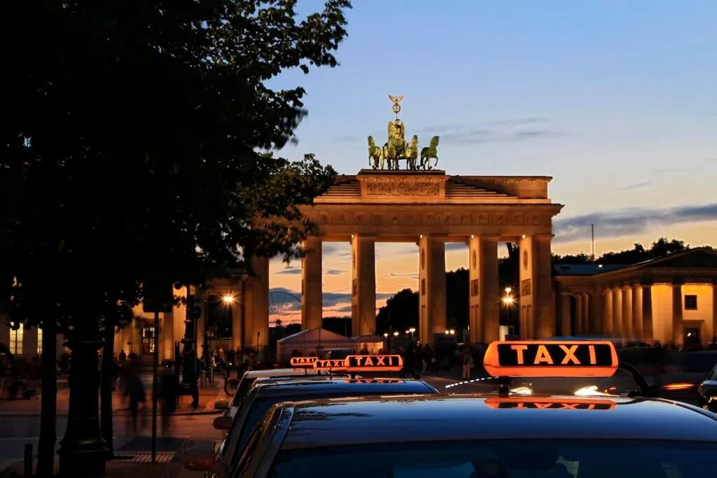 Image of taxis lined up in front of the Brandenburg Gate in Berlin