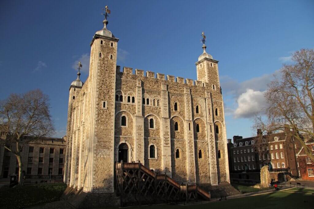 Image of the white tower at the Tower of London