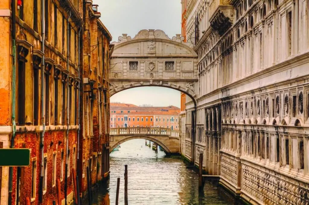 Bridge of Sighs in Venice, Italy. Venice's famous Bridge of Sighs was designed by Antonio Contino and was built at the beginning of the 17th century.