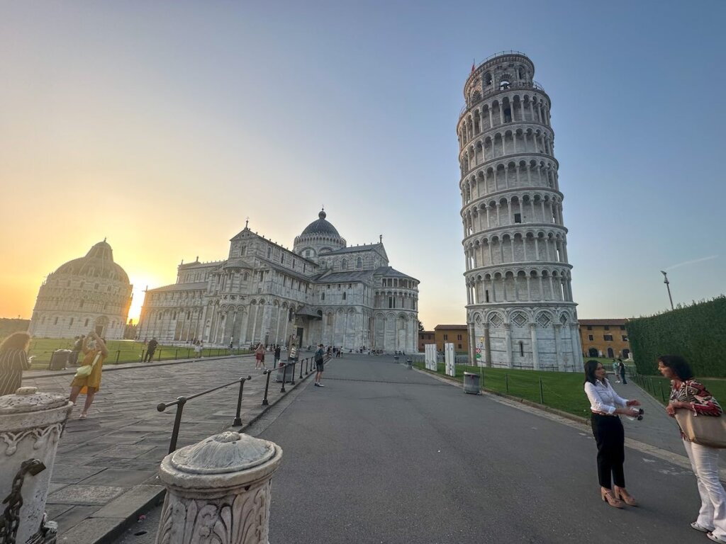 Image of the Leaning Tower of Pisa, the Baptistery, and Church.