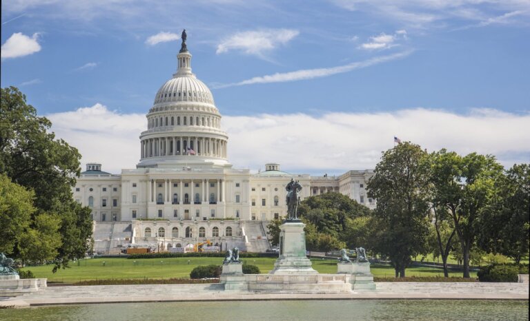 Check out these best Washington DC tours for families recommended by top family travel blog Marcie in Mommyland. Image of the US Capitol Building