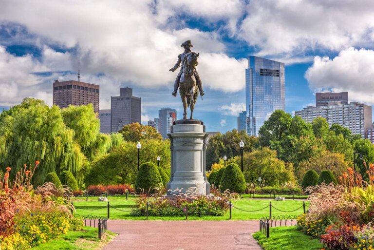 Check out these awesome Boston tours for families recommended by top family travel blog Marcie in Mommyland. Image of George Washington Monument at Public Garden in Boston, Massachusetts.