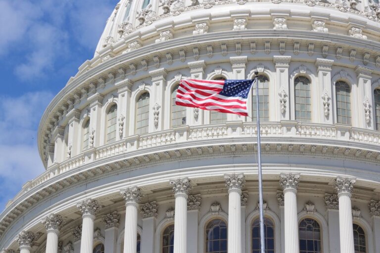 Check out these Washington DC travel tips for first timers recommended by top family travel blog Marcie in Mommyland. Image of US National Capitol in Washington, DC. American landmark.
