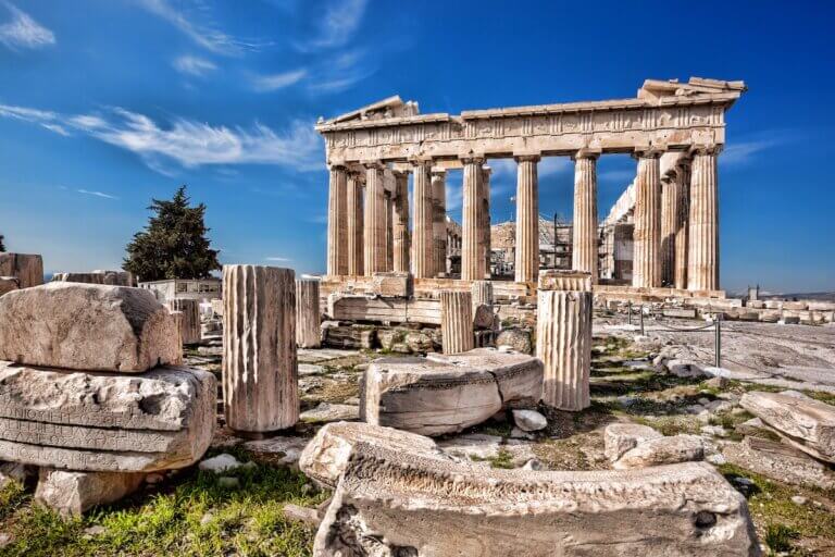 Find out the best things to do in Athens with kids recommended by top family travel blog Marcie in Mommyland. Image of Famous Parthenon temple on the Acropolis in Athens, Greece