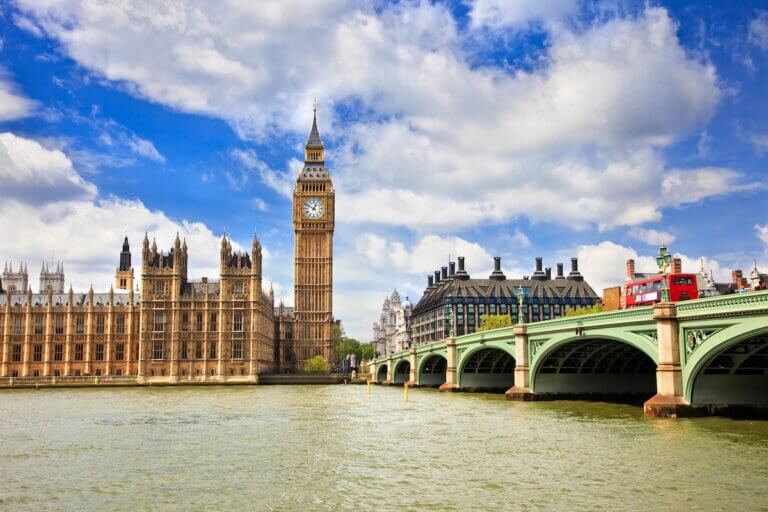 These are the things I wish I knew before going to London for the first time. Photo of Big Ben and Parliament in London.